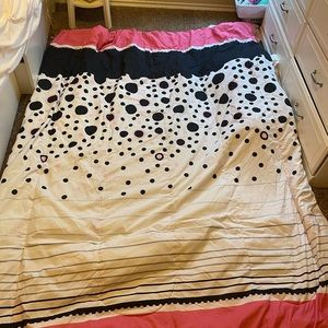 Pink, black, and white comforter. (twin size) brand- unknown